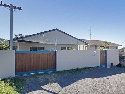 Banyan 14 Montevideo Parade Spacious Three Bedroom Pet Friendly Property With Air Con - Accommodation Newcastle 3