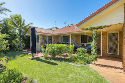 SECRET GARDEN WiFi Netflix Pet Friendly - Accommodation Newcastle 0