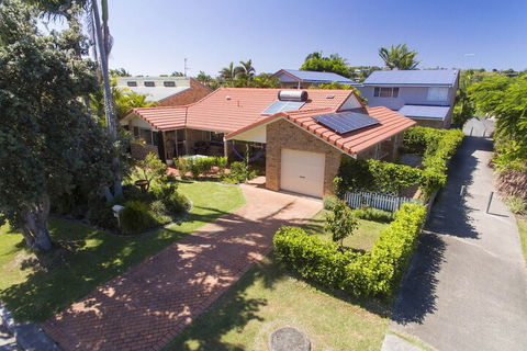 SECRET GARDEN WiFi Netflix Pet Friendly - Accommodation Newcastle 6