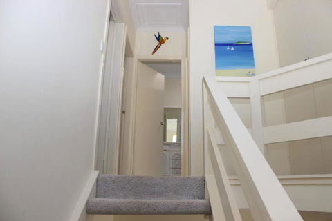 SUNDOWNER - Accommodation Newcastle 4