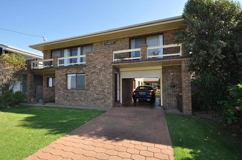 Flat 1 / 15 Dalmeny Drive - Accommodation Newcastle 3