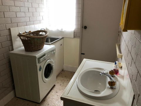 Flat 1 / 15 Dalmeny Drive - Accommodation Newcastle 5