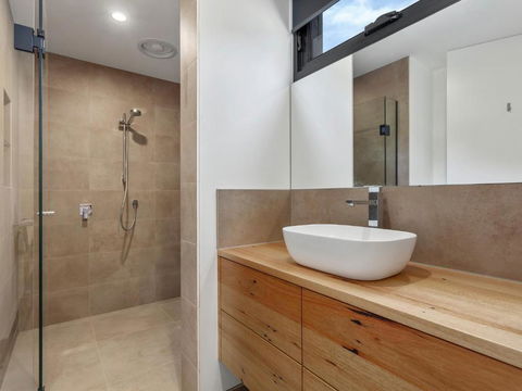 The Cube Striking Architectural Showpiece - Accommodation Newcastle 2