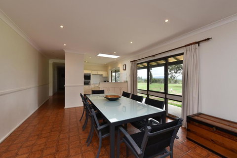 Nulkaba Escape Super Central Walk To Zoo Short Drive To Potters + Wineries - Accommodation Newcastle 1