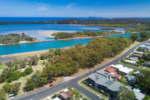 Suibhne Modern Unit Opposite River - Accommodation Newcastle 5