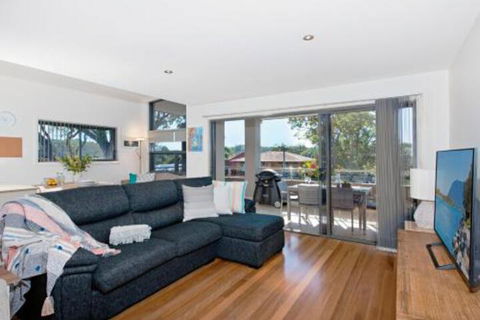 Suibhne Modern Unit Opposite River - Accommodation Newcastle 4