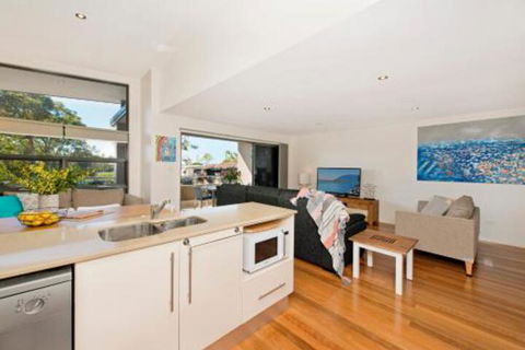 Suibhne Modern Unit Opposite River - Accommodation Newcastle 2
