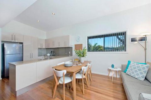 Suibhne Modern Unit Opposite River - Accommodation Newcastle 6