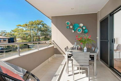 Suibhne Modern Unit Opposite River - Accommodation Newcastle 3