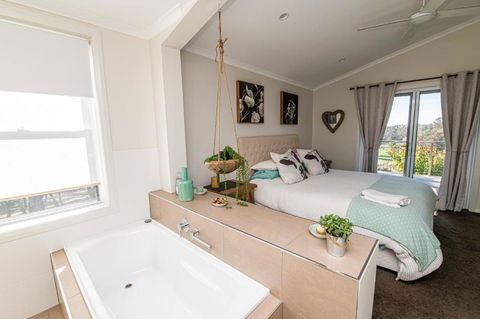 Mortimers Wines The Canopy Loft - Accommodation Newcastle 4