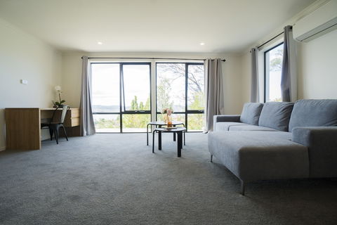 Amazing Sea Views Luxury Guest House - Accommodation Newcastle 0