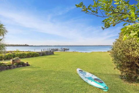 Eagle Point Getaway Waterfront Serenity! - Accommodation Newcastle 7