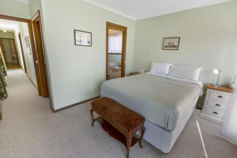 Eagle Point Getaway Waterfront Serenity! - Accommodation Newcastle 3