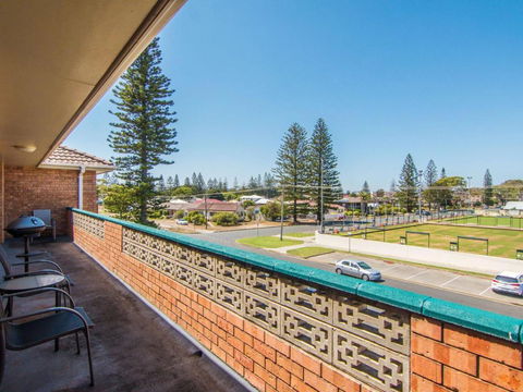 Seabreeze 5 Opposite Bowling Club - Accommodation Newcastle 5