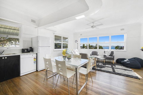 Whitecaps 26 East Street - Accommodation Newcastle 1