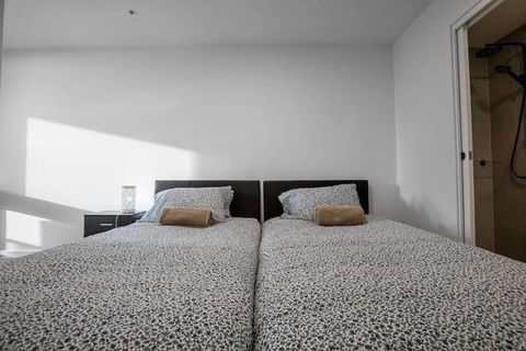 Brand New Apt With Sea Views In Heart Of St Kilda - Accommodation Newcastle 4