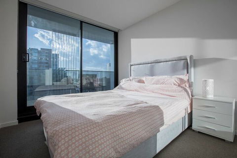 Brand New Apt With Sea Views In Heart Of St Kilda - Accommodation Newcastle 3