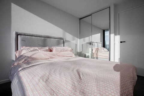Brand New Apt With Sea Views In Heart Of St Kilda - Accommodation Newcastle 1