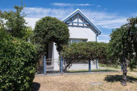 Kinross Cottage Neat & Stylish Sleeps 9 - Accommodation Newcastle 3