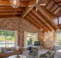 Luxurious Home on 5 Acres Close to CBD Sleeps 18 - Accommodation Newcastle