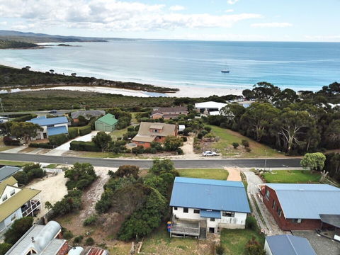 Lazy Wave Beach House - Accommodation Newcastle 0