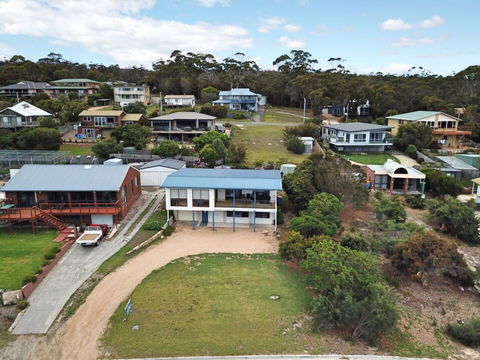 Lazy Wave Beach House - Accommodation Newcastle 1