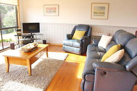 Lazy Wave Beach House - Accommodation Newcastle 3