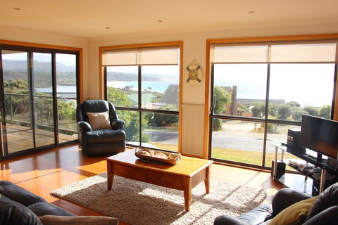Lazy Wave Beach House - Accommodation Newcastle 2