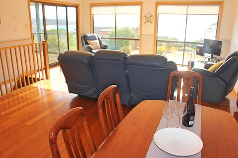 Lazy Wave Beach House - Accommodation Newcastle 6