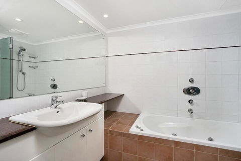 HAMP1 Bright Apartment In Cremorne - Accommodation Newcastle 3