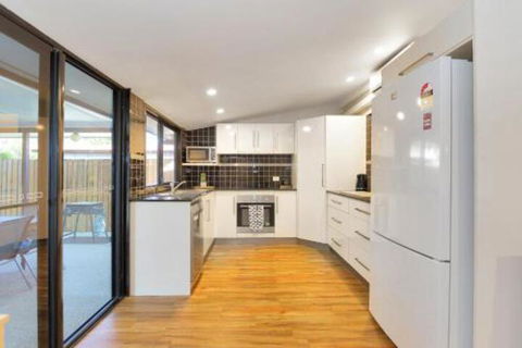 North Central Holiday Home - Accommodation Newcastle 4