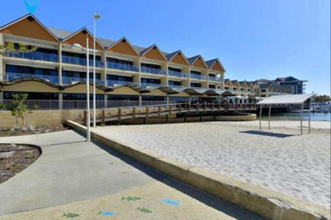 Oceanic Apartment - Accommodation Newcastle 3