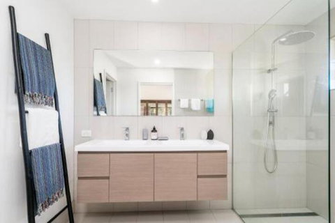 Triloka Lodges - Accommodation Newcastle 6