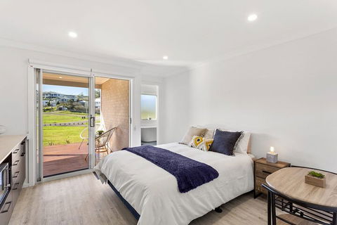 Whale Studio 1a Ocean Street - Accommodation Newcastle 5