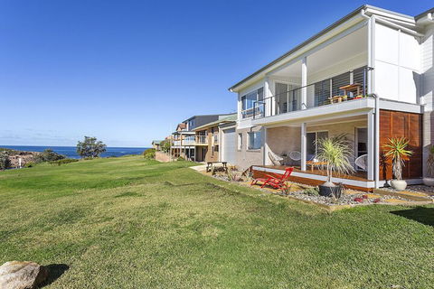 Whale Studio 1a Ocean Street - Accommodation Newcastle 2