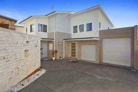 Whale Studio 1a Ocean Street - Accommodation Newcastle 1