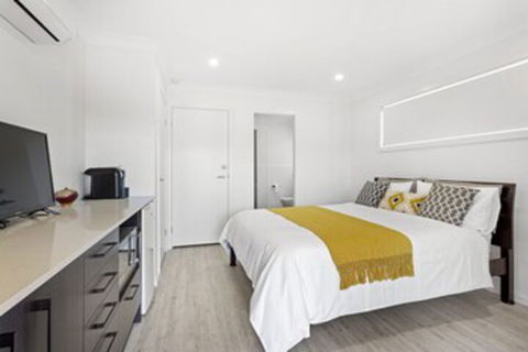 Dolphin Studio Apartment 1a Ocean Street - Accommodation Newcastle 0