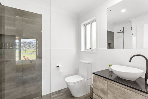 Dolphin Studio Apartment 1a Ocean Street - Accommodation Newcastle 7