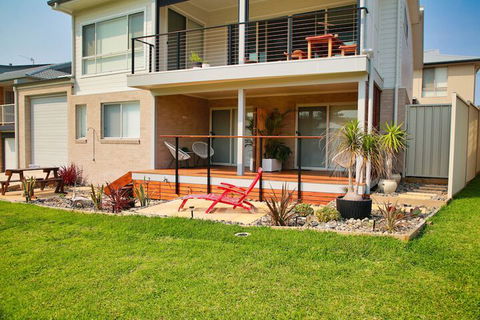 Dolphin Studio Apartment 1a Ocean Street - Accommodation Newcastle 2