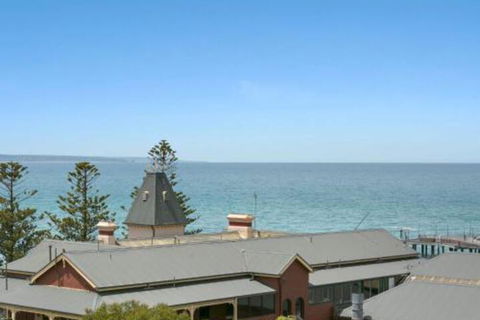 POINT GREY APARTMENT 2 Ocean VIews With Wifi - Accommodation Newcastle 3