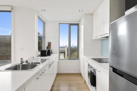 POINT GREY APARTMENT 2 Ocean VIews With Wifi - Accommodation Newcastle 5