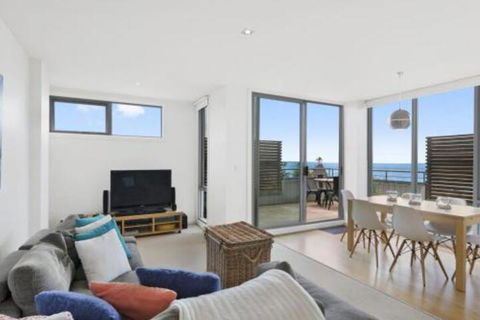 POINT GREY APARTMENT 2 Ocean VIews With Wifi - Accommodation Newcastle 2