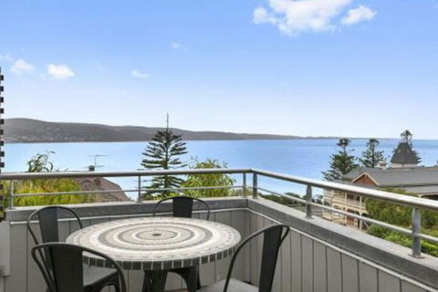 POINT GREY APARTMENT 2 Ocean VIews With Wifi - Accommodation Newcastle 0
