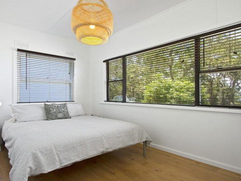 Bellevue Overlooking Serene Lake Woolumboola - Accommodation Newcastle 5