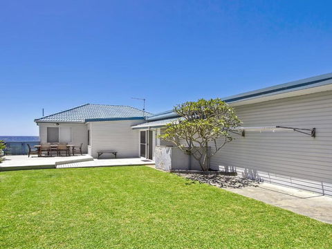 Blue Horizon Beachfront With Fireplace - Accommodation Newcastle 3