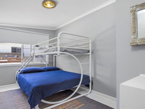 Blue Horizon Beachfront With Fireplace - Accommodation Newcastle 5