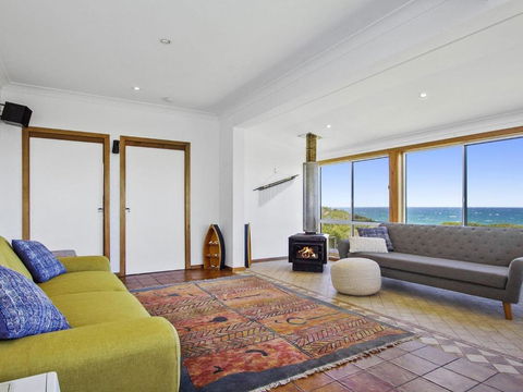 Blue Horizon Beachfront With Fireplace - Accommodation Newcastle 6