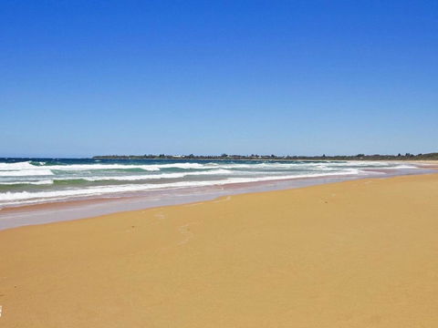 Blue Horizon Beachfront With Fireplace - Accommodation Newcastle 4