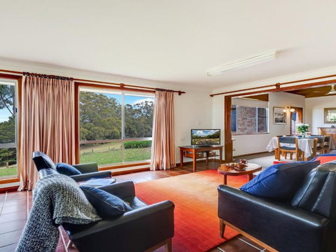 Captains Lookout Elevated Ocean Views Rural Stay - Accommodation Newcastle 3