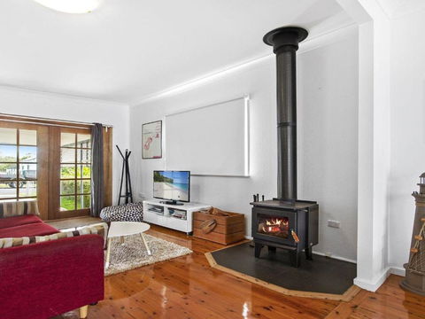 Sea Shack Renovated 1950s Beach House - Accommodation Newcastle 6